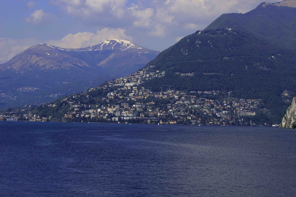 Thành phố nằm trên núi và ven những hồ nổi tiếng ở Thụy Sỹ